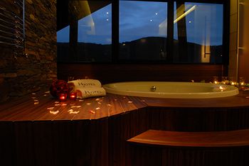 Deep Soaking Bathtub